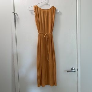 Uniqlo - Pleated Midi Dress - Mustard yellow - size XS